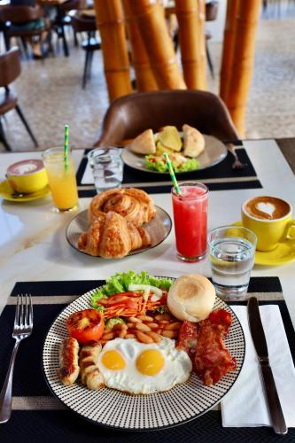 Una mesa con dos platos de desayuno encima. en Pearl Sunset Resort - Sunset Moments, Adults Only, en Gili Trawangan