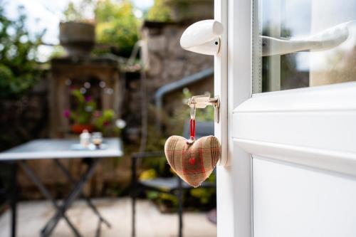 a heart shaped heart hanging from a door at Villa Roteluft - Pablo in Barr