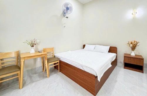 Ένα ή περισσότερα κρεβάτια σε δωμάτιο στο Nắng Mai Hotel