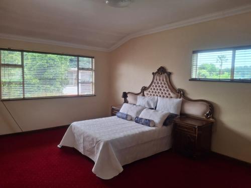 Postel nebo postele na pokoji v ubytování Bhattuta Halaal Mansion