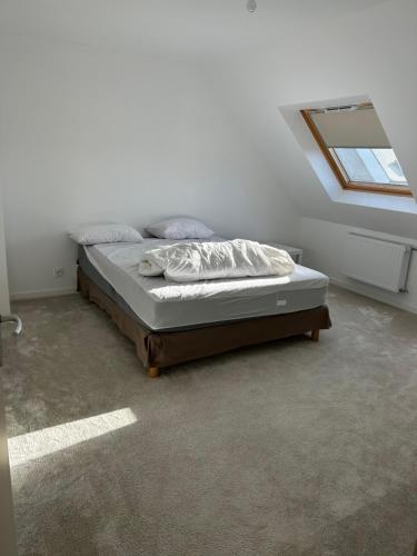 a bedroom with a bed in a room with a window at La gildasienne in Saint-Gildas-de-Rhuys