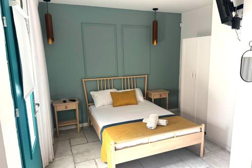 a small bedroom with a bed and a table at זוהר על הים - ווילה ו-3 חדרי סטודיו מהממים עם בריכה בנווה זוהר in Neve Zohar