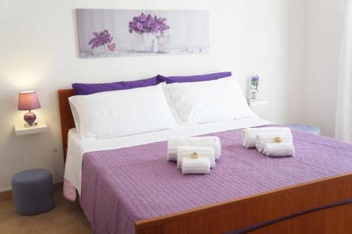 ein Schlafzimmer mit einem großen Bett mit Handtüchern darauf in der Unterkunft Casa Vacanza da Rosa in Custonaci