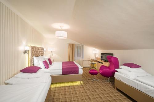 Postel nebo postele na pokoji v ubytování Pytloun Wellness Hotel Harrachov