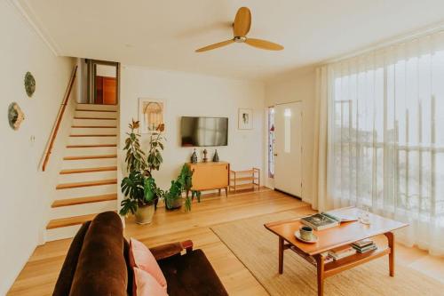 Μια τηλεόραση ή/και κέντρο ψυχαγωγίας στο Two Suns and a Moon