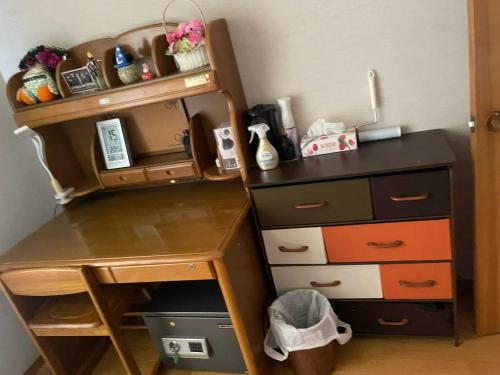 昭和町にあるmy happy placeのドレッサーの隣に棚が付いた木製の机