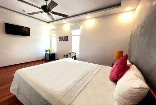 Una cama o camas en una habitación de Fami Retreat Villa Hoi An