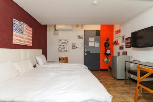 Postel nebo postele na pokoji v ubytování Love River Inn 愛河日央