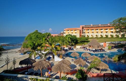 uma vista aérea de um resort com uma piscina em Grand Palladium Vallarta Resort & Spa - All Inclusive em Punta Mita
