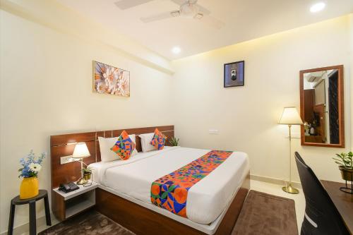 Ένα ή περισσότερα κρεβάτια σε δωμάτιο στο FabHotel Prime Cozy - Nr Yashoda Hospital, Hitech City