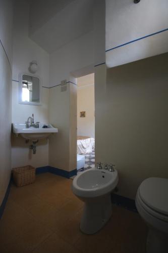 ein Badezimmer mit Toilette und Waschbecken in der Unterkunft Villa Malacari in Offagna