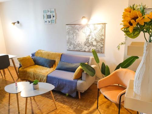 a living room with a couch and two chairs at Cosy Myrtille Mûre - T5 - Grand appartement in Pau