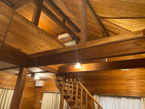 a wooden ceiling in a room with a staircase at Komore Villa Kita-Karuizawa こもれヴィラ北軽井沢 in Tsumagoi