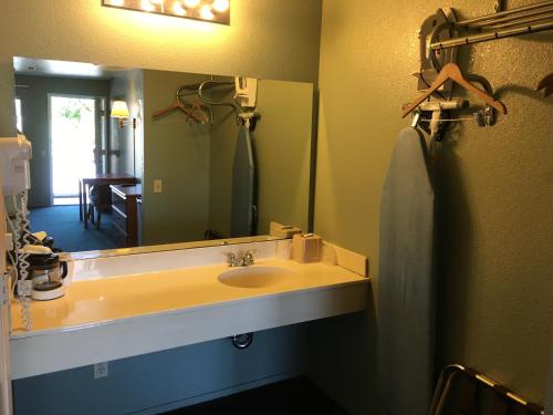 A bathroom at Applegate Inn