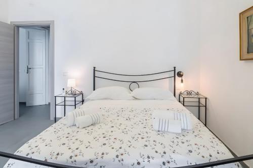 Una cama o camas en una habitación de Camera matrimoniale