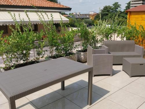 a bench sitting on top of a patio at Aurora Rooms and Suite in Albignasego