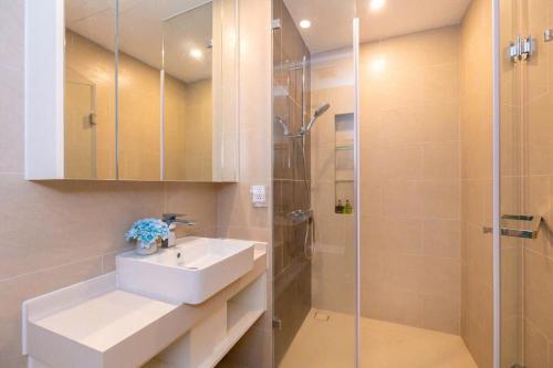 un bagno con lavandino e doccia di Căn hộ the sóng view biển a Vung Tau