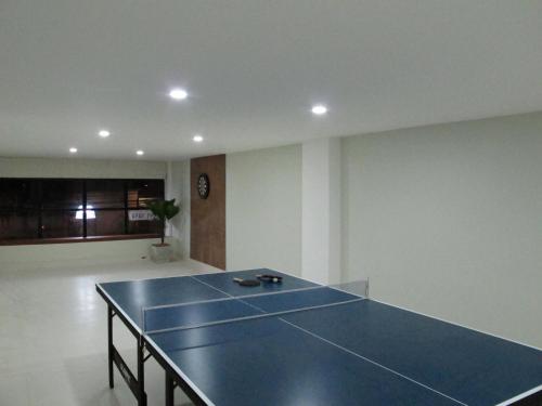 a ping pong table in a room with a ping pong ball at Hotel & Pousada Princesa Isabel Rua Teresa in Petrópolis