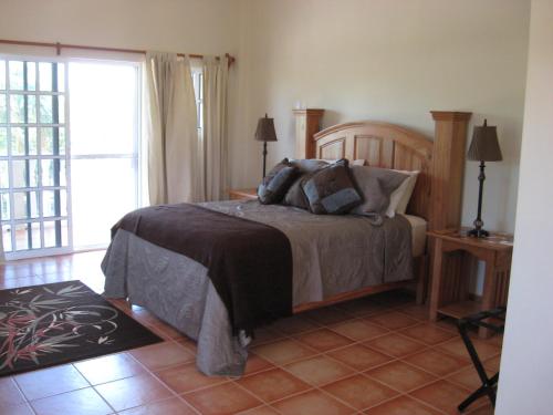 Una cama o camas en una habitación de Serenity Sands