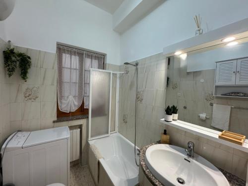 a bathroom with a tub and a sink and a toilet at La dimora di Traiano in Terracina