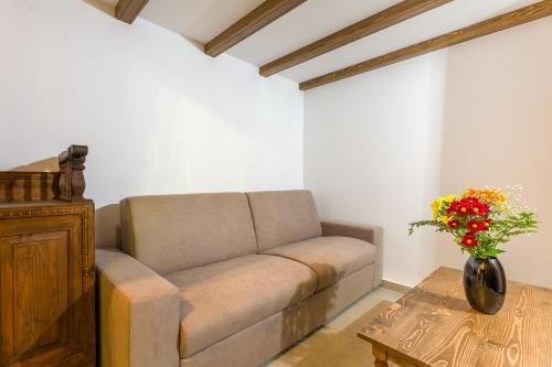 a living room with a couch and a table at To Kamariko in Soroni