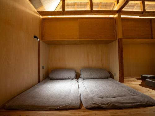 Postel nebo postele na pokoji v ubytování 星と水の宿 瀬底島