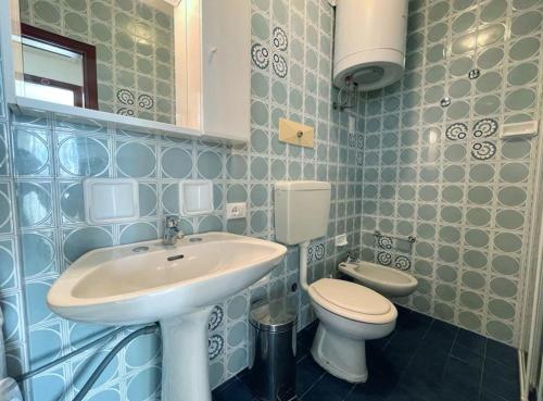 a bathroom with a sink and a toilet at Flat with balcony 370mt from the sea in Caorle
