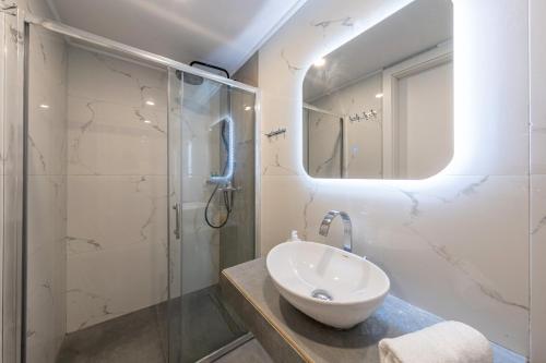 Un baño con lavabo y ducha en Starry Sky Luxury Apartment 6, en Áno Lefkímmi