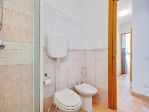 a bathroom with a toilet and a sink at Pet-Friendly Villa with Pool in Urbino
