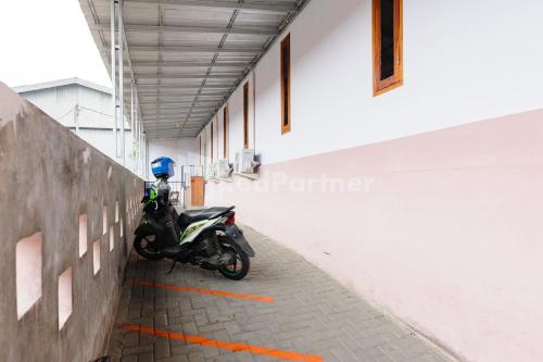 Φωτογραφία από το άλμπουμ του Wisma Radya Syariah RedPartner σε Serang