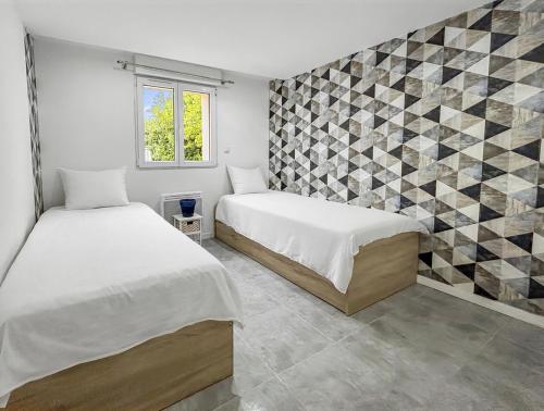 Giường trong phòng chung tại Jardin calme à 30min de Lyon