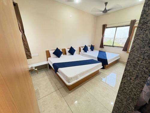Postel nebo postele na pokoji v ubytování Hotel Darshan Palace - Near Dwarka Railway Station & Shree Dwarkadhish Temple
