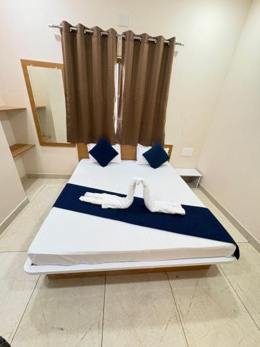 Postel nebo postele na pokoji v ubytování Hotel Darshan Palace - Near Dwarka Railway Station & Shree Dwarkadhish Temple
