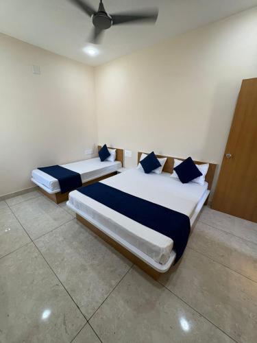 Postel nebo postele na pokoji v ubytování Hotel Darshan Palace - Near Dwarka Railway Station & Shree Dwarkadhish Temple