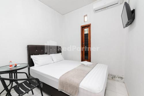 Ένα ή περισσότερα κρεβάτια σε δωμάτιο στο Wisma Radya Syariah RedPartner