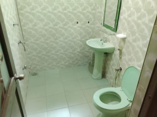 阿努拉德普勒Ranmini Family Resort的带马桶和水槽的浴室