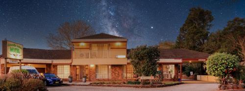 a building with the milky way in the sky at Alstonville Settlers Motel in Alstonville