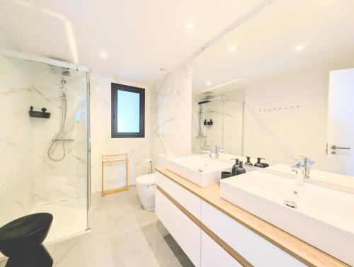 Et badeværelse på Oasis 325 Premium Apartment Sea & Mountains View