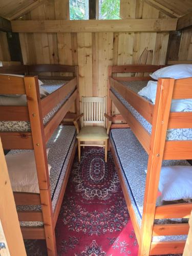 Postel nebo postele na pokoji v ubytování Hõbesoo Puhkekeskus