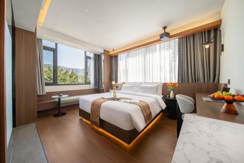 Ένα ή περισσότερα κρεβάτια σε δωμάτιο στο Chongqing Shanlai Jiangwang Jiangwang Hotel