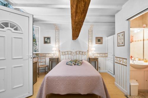 Ένα ή περισσότερα κρεβάτια σε δωμάτιο στο Domaine Le Pré Fleuri