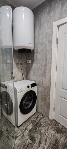a washer and dryer in a kitchen with a microwave at MJ apartments in Vršac