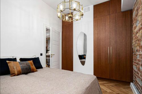 une chambre avec un lit et un lustre dans l'établissement Luxury living in the heart of Tallinn in 3 room apartment, à Tallinn