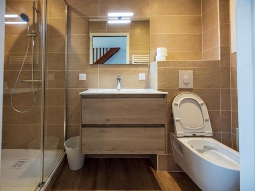 a bathroom with a toilet and a sink and a shower at Les balcons de la Thalasso in Roscoff