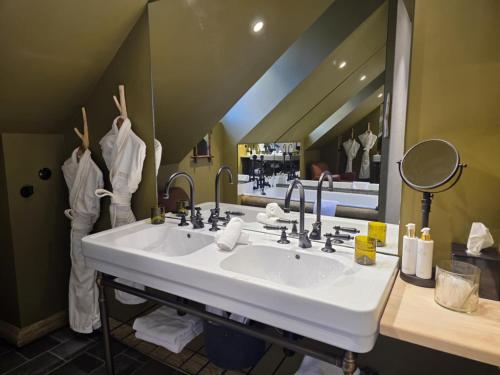 ムジェーヴにあるChalet Boréal Centre Megèveの洗面台と大きな鏡のあるバスルーム
