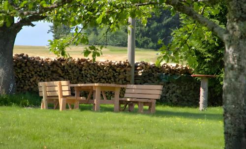 a picnic table and bench in front of a wall at Gasthaus-pension zum Löwen in Grafenhausen