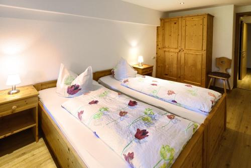 two twin beds in a room with two lamps at Gasthaus-pension zum Löwen in Grafenhausen