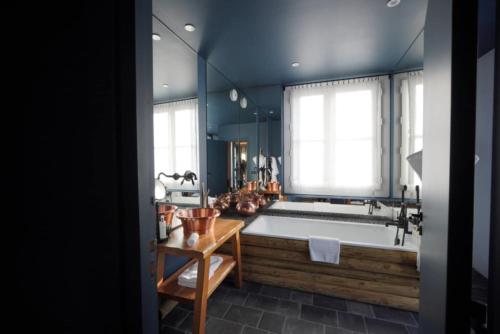 ムジェーヴにあるChalet l'Alcôve - Centre de Megèveの大きな浴槽と大きな窓のあるバスルーム
