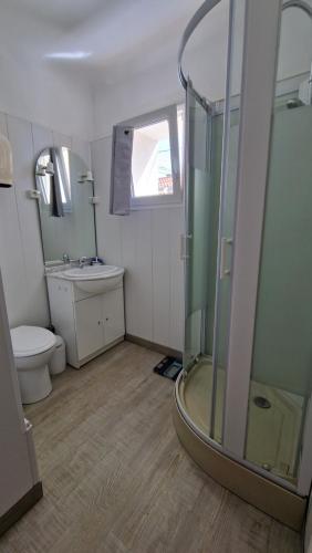 a bathroom with a shower and a toilet and a sink at Chambre cosy avec salle-de-bain privative in Béziers