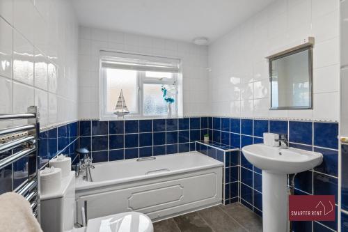 Ένα μπάνιο στο Three Bed Bungalow - Finchampstead